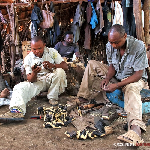 Sculpteurs Makonde à Mto wa Mbu Tanzanie